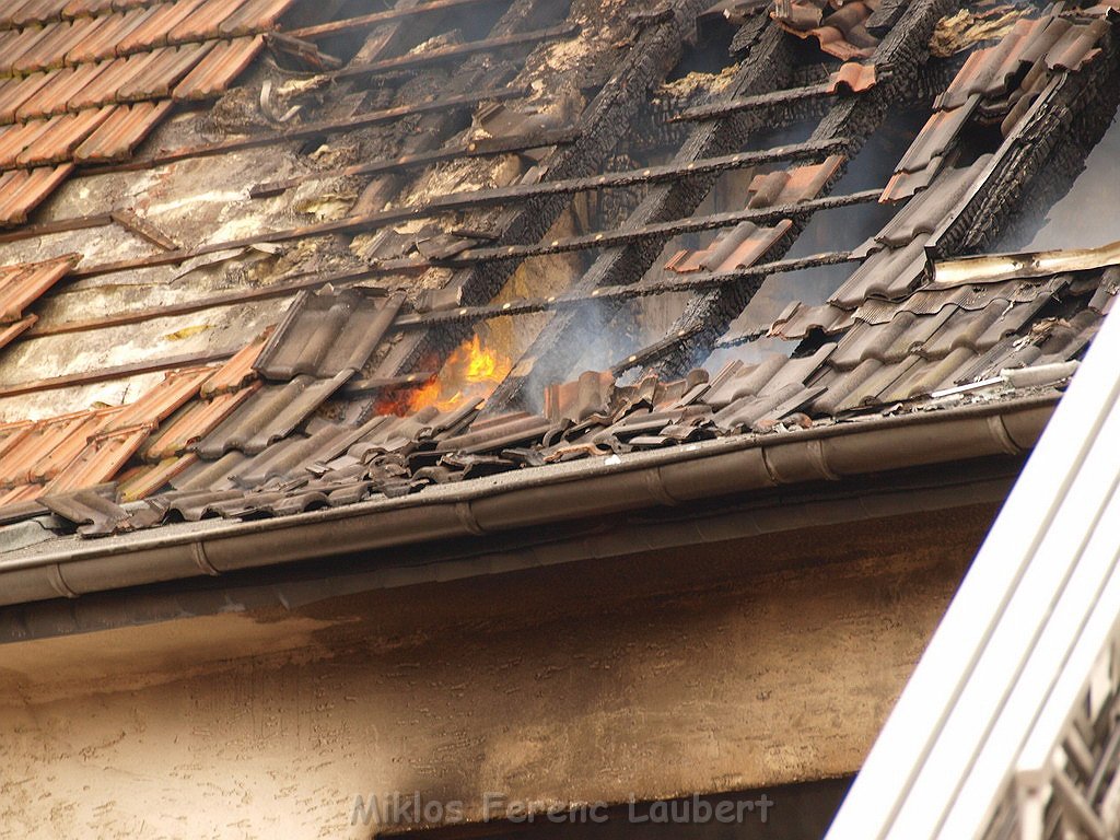 Feuer 3 Reihenhaus komplett ausgebrannt Koeln Poll Auf der Bitzen P329.JPG